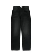 Pantalón de jean negro de corte recto y holgado, con diseño clásico de cinco bolsillos, cierre de botón y cremallera.