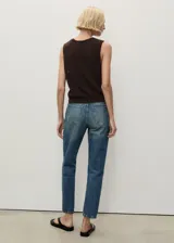 Jeans de tiro alto color azul denim, corte mom fit, con cinco bolsillos, trabillas y cierre frontal con cremallera y botón.