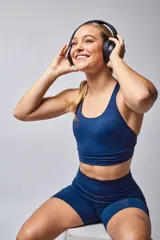 Top deportivo color verde militar con espalda cruzada en cuatro tiras y almohadillas removibles.