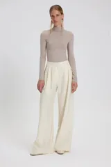 Pantalón sastrero blanco de corte clásico y silueta amplia, confeccionado en lana fría.