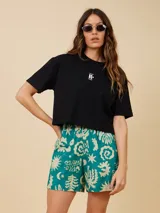 Short de algodón con estampado colorido, diseño holgado y cintura elástica.
