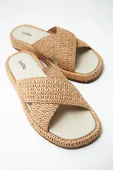 Sandalia cruzada de yute color beige, con diseño cómodo y suela plana.