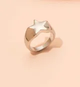 Anillo plateado con forma de estrella.
