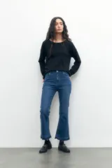 Sweater básico de punto, color tostado, con cuello redondo y ajuste regular.