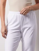 Pantalón capri de algodón color celeste, con pretina elastizada y bolsillos laterales.