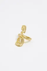 Anillo dorado de metal con forma de espiral.