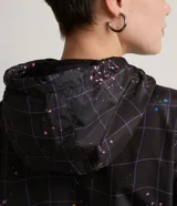 Campera cropped con capucha, de poliéster color negro con estampado de cuadros y salpicaduras de colores. Tiene cordón de ajuste en la capucha, elástico en puños y ruedo, bolsillos con cremallera y cierre frontal con cremallera.