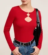 Blusa marrón de mangas largas confeccionada en viscosa, con cuello redondo y aberturas circulares en el busto con detalles metalizados.