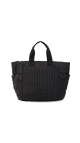 Cartera negra tipo tote bag con diseño capitoneado, doble asa corta y correa larga ajustable. Incluye bolsillos laterales y bolsillo frontal amplio.