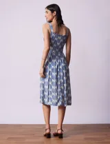 Vestido midi de modal estampado con breteles finos, escote en V y detalle de crochet en el corpiño. Espalda con punto smock.