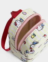 Llavero con forma de mini mochila con estampado de Hello Kitty sobre fondo a rayas amarillas y blancas. Tiene cierre rojo, tiras rojas y cadena metálica con aro para colgar.