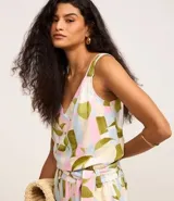 Musculosa de viscolino con estampado geométrico, escote en V y sisas con volados.