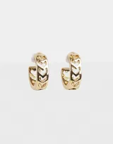 Aros tipo argollas pequeñas bañadas en oro con diseño calado.