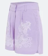 Short corto de lino color lila con bordado de mariposas blancas.