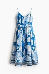 Vestido midi con breteles spaghetti finos ajustables y estampado floral en tonos de azul.