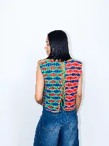 Chaleco tejido a mano en crochet con hilado 100% algodón, con diseño de ondas horizontales en colores naranja, azul y verde.