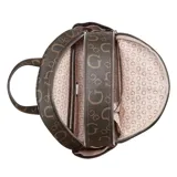 Mochila Guess modelo Shanewood, color marrón con estampado del logo de la marca en tono más claro. Tiene un bolsillo frontal con cremallera, dos bolsillos laterales y múltiples bolsillos interiores.