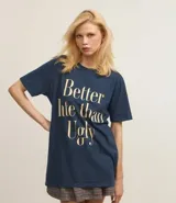 Remera azul marino de algodón con cuello redondo y mangas cortas. Estampa frontal con la frase "Better late than Ugly" en color crema.