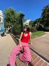 Musculosa roja con breteles finos y escote redondo.