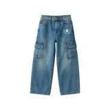 Pantalón de jean celeste, corte ultra baggy, con bolsillos cargo laterales y logo bordado en blanco.