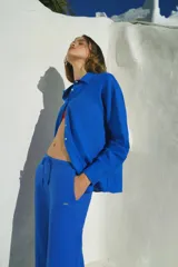Camisa de lino color azul, de calce recto y mangas largas, diseñada para un estilo fresco y versátil.