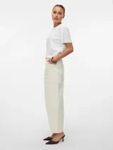 Pantalón jean color crudo, de tiro alto, corte mom fit y pierna barrel. Cierre con botón y cremallera.