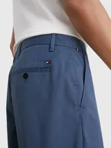 Bermuda azul de corte recto confeccionada en algodón elástico. Cuenta con dos bolsillos delanteros en diagonal y dos bolsillos traseros de ojal con botón.