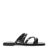 Sandalias bajas negras con tres tiras horizontales sobre el empeine, adornadas con tachas plateadas.