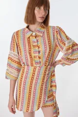 Camisa de lino italiano con estampado de rayas verticales multicolores y detalles de encaje en las mangas.