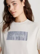 Remera de algodón color crema con logo de Calvin Klein estampado en el pecho.