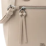 Cartera tote color beige confeccionada en cuero sintético, con doble asa de mano y correa bandolera regulable y desmontable. Posee un bolsillo externo con cierre y dos bolsillos internos, uno con cierre y dos abiertos.