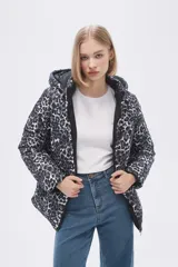 Campera puffer con capucha y estampado animal print en tonos grises y negros.