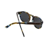 Lentes de sol redondos con montura de acetato multicolor con patrón de vetas en tonos azul, marrón y amarillo.