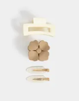 Set de accesorios para el pelo que incluye dos hebillas tipo pico de pato con diseño de resina marmolada, un broche con forma de flor color beige y un broche rectangular color crema.