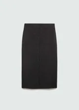 Falda midi gris oscuro de tejido de punto con cinturón negro y hebilla metálica.
