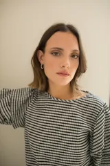 Blusa con spandex con estampado vichy blanco y negro, mangas al codo con tres volados y puño elástico. Cierre con botón en la espalda.