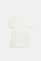 Vestido corto blanco con mangas cortas abullonadas y cuello redondo.