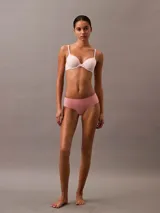 Bombacha hipster color rosa de microfibra ligera, con cintura elástica y bordes cortados a láser.