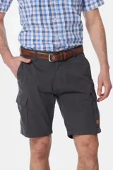 Bermuda cargo color gris oscuro, con bolsillos laterales y traseros con solapa. Incluye cinturón de cuero marrón.