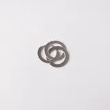 Dije de plata 925 con tres aros entrelazados.