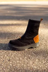 Bota de caña media de cuero color negro con detalles en marrón y suela track.