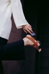 Sandalias de cuero color marrón con tiras cruzadas y taco bloque negro.