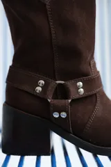 Bota corta negra de gamuza con caña baja doblada, puntera cuadrada y apliques metálicos plateados.