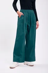 Pantalón ancho verde con cintura elástica y bolsillos laterales.