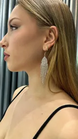 Aros colgantes dorados con flecos de strass brillantes.