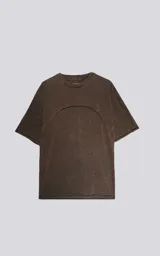 Remera marrón de cuello redondo y corte oversize, confeccionada en algodón con proceso de batik artesanal.