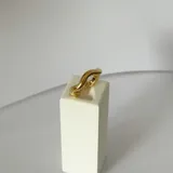 Anillo dorado de acero quirúrgico hipoalergénico con baño en oro 18K, de forma irregular.