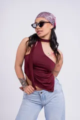 Top color borgoña con escote halter asimétrico y tiras finas que se atan al cuello.