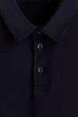 Chomba de piqué azul marino, de corte ajustado, con cuello clásico, tapeta de dos botones y mangas cortas.