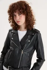 Campera biker negra de cuero sintético con cuello solapa, cierre cruzado con cremallera, bolsillos con cremallera y cinturón ajustable.